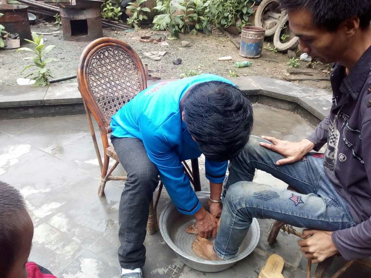 为残疾人洗脚